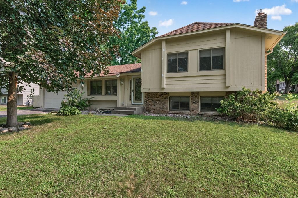 7460 Berkshire Way, Maple Grove, MN 55311