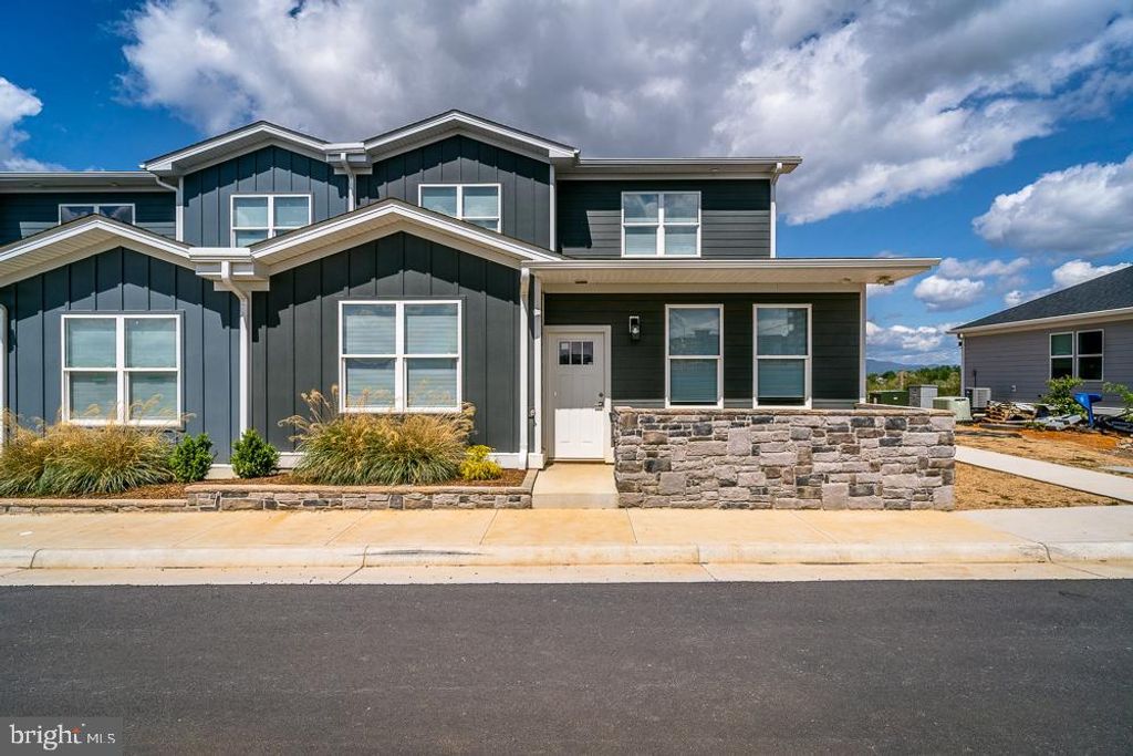 1528 CROWNPOINT DR, Harrisonburg, VA 22801