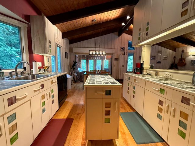 367 Stratton Gate Road, Jamaica, VT 05343