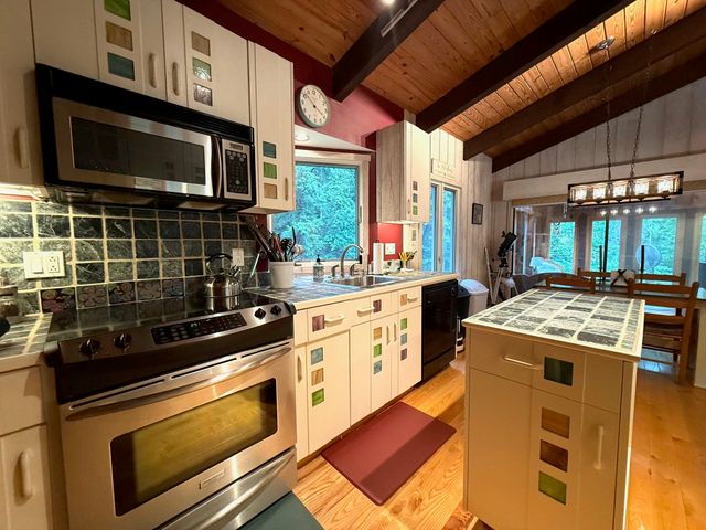 367 Stratton Gate Road, Jamaica, VT 05343