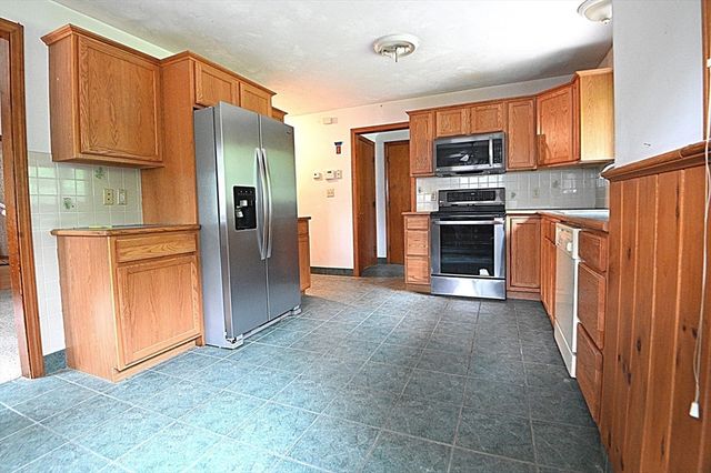 113 Summer St, Easton, MA 02356