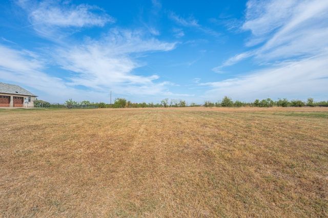 1104 Estate Drive, Ennis, TX 75119