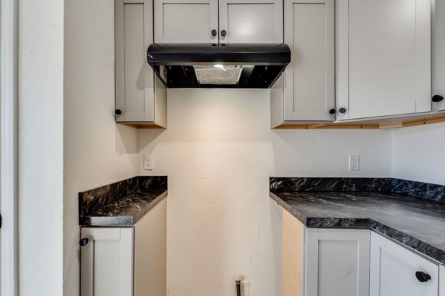 539 N Summitlawn St, Wichita, KS 67212