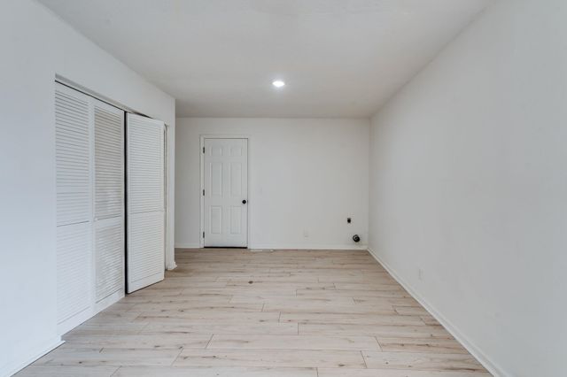 539 N Summitlawn St, Wichita, KS 67212