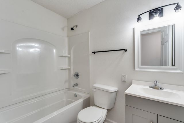 539 N Summitlawn St, Wichita, KS 67212