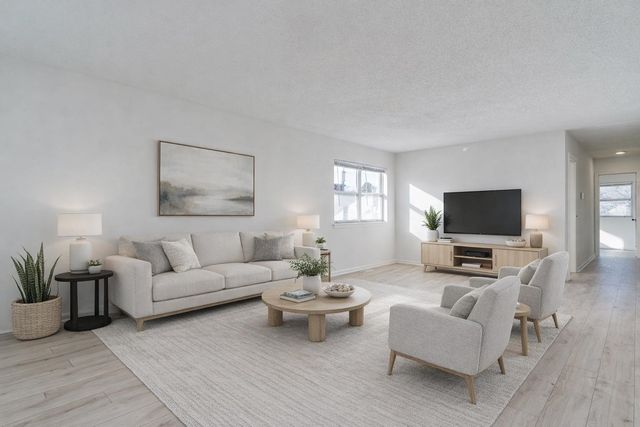 539 N Summitlawn St, Wichita, KS 67212