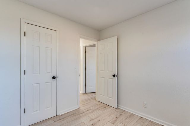 539 N Summitlawn St, Wichita, KS 67212