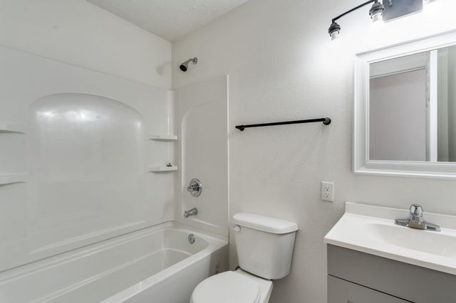 539 N Summitlawn St, Wichita, KS 67212