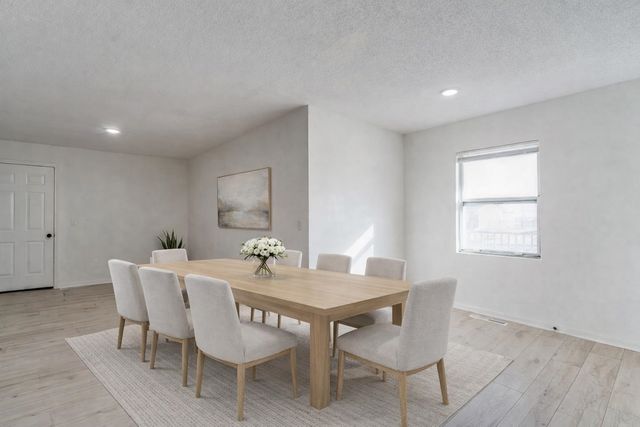 539 N Summitlawn St, Wichita, KS 67212