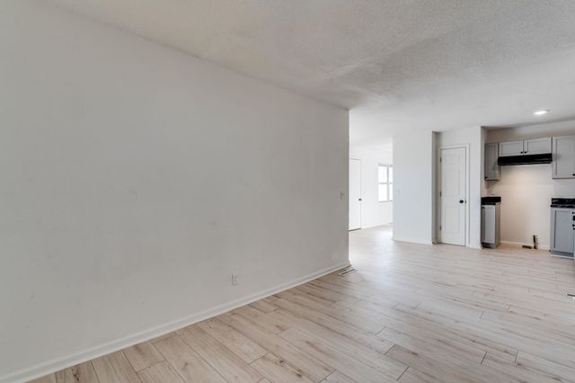 539 N Summitlawn St, Wichita, KS 67212