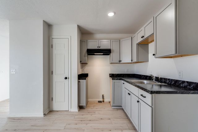 539 N Summitlawn St, Wichita, KS 67212