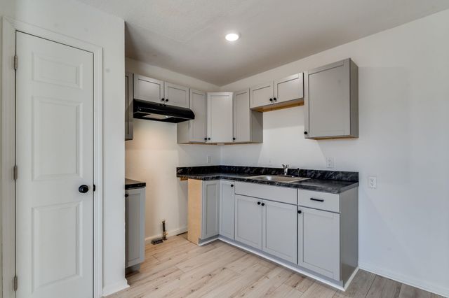 539 N Summitlawn St, Wichita, KS 67212