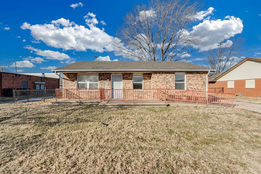 539 N Summitlawn St, Wichita, KS 67212