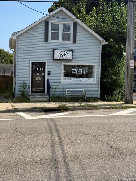 424 W Main Street, Patchogue, NY 11772 — exterior