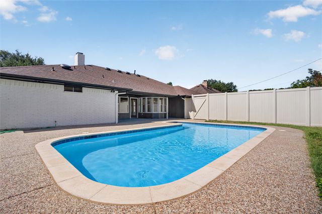 319 Hummingbird Lane, Duncanville, TX 75137