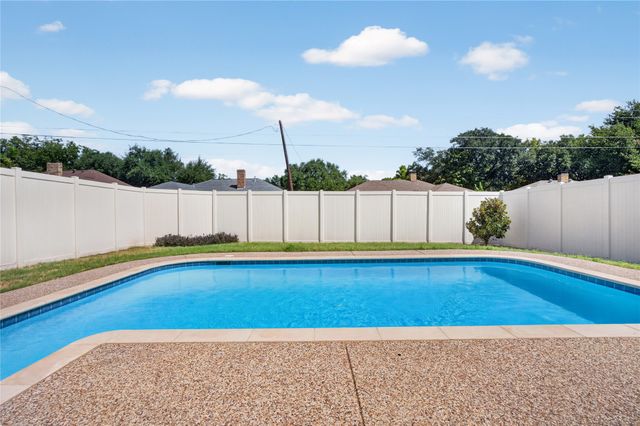 319 Hummingbird Lane, Duncanville, TX 75137