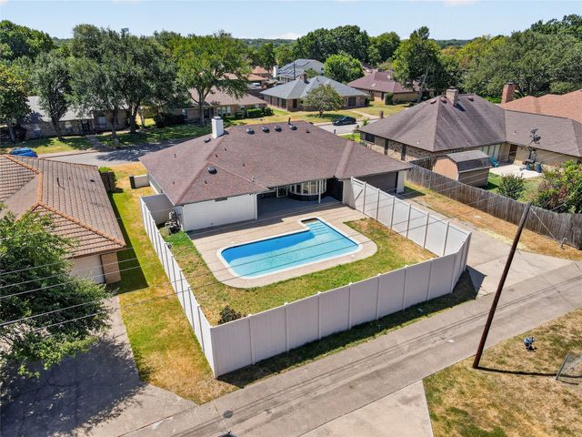319 Hummingbird Lane, Duncanville, TX 75137