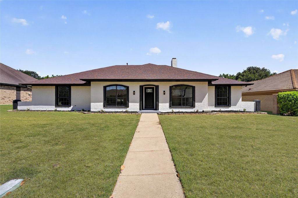 319 Hummingbird Lane, Duncanville, TX 75137