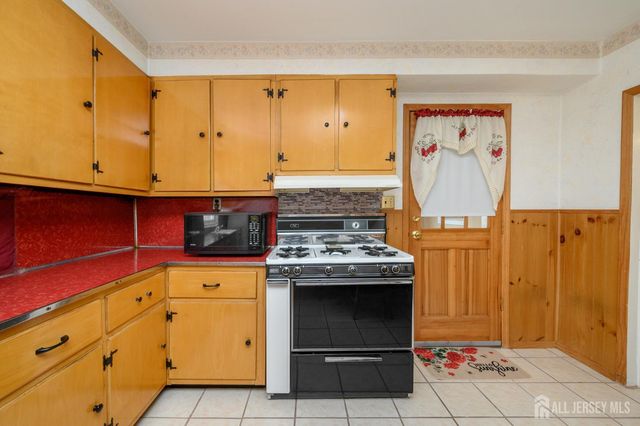 27 S Robert Street S, Sewaren, NJ 07077