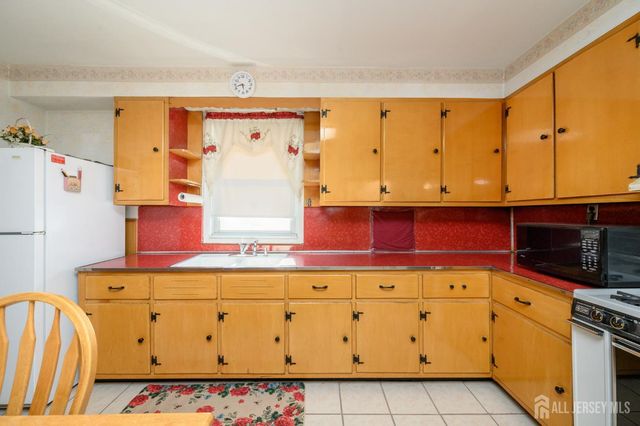 27 S Robert Street S, Sewaren, NJ 07077