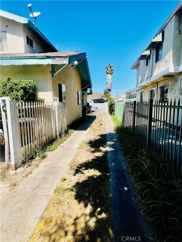 1081 W 39th, Los Angeles, CA 90037