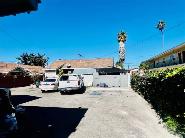 1081 W 39th, Los Angeles, CA 90037