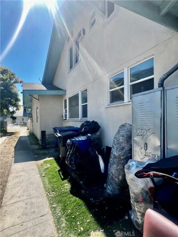 1081 W 39th, Los Angeles, CA 90037