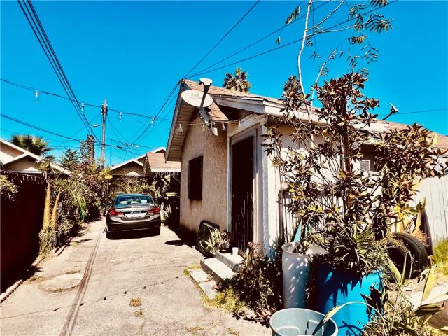 1081 W 39th, Los Angeles, CA 90037