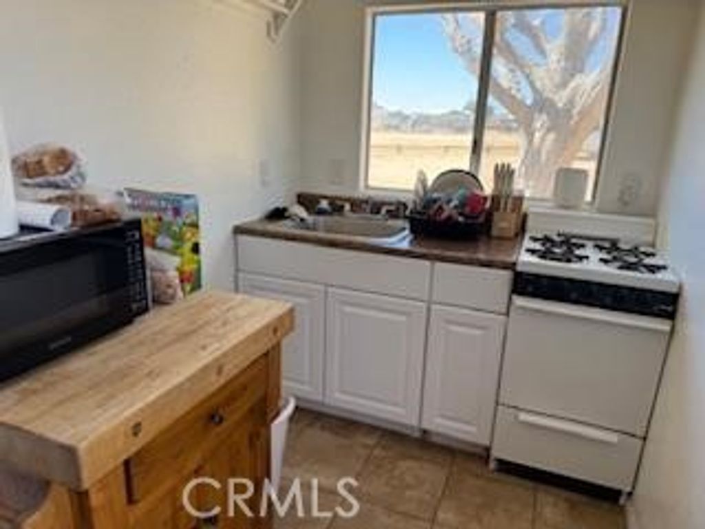 Image 10 of property listing at 16766 Walpi, Apple Valley, CA 92307
