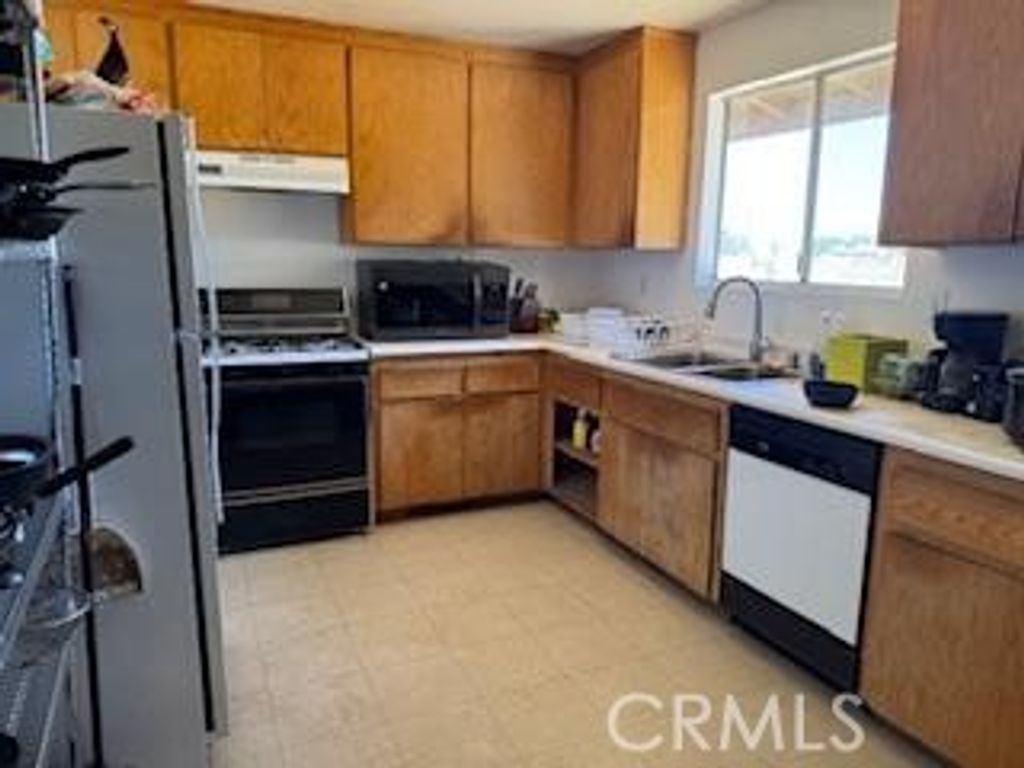 Image 4 of property listing at 16766 Walpi, Apple Valley, CA 92307