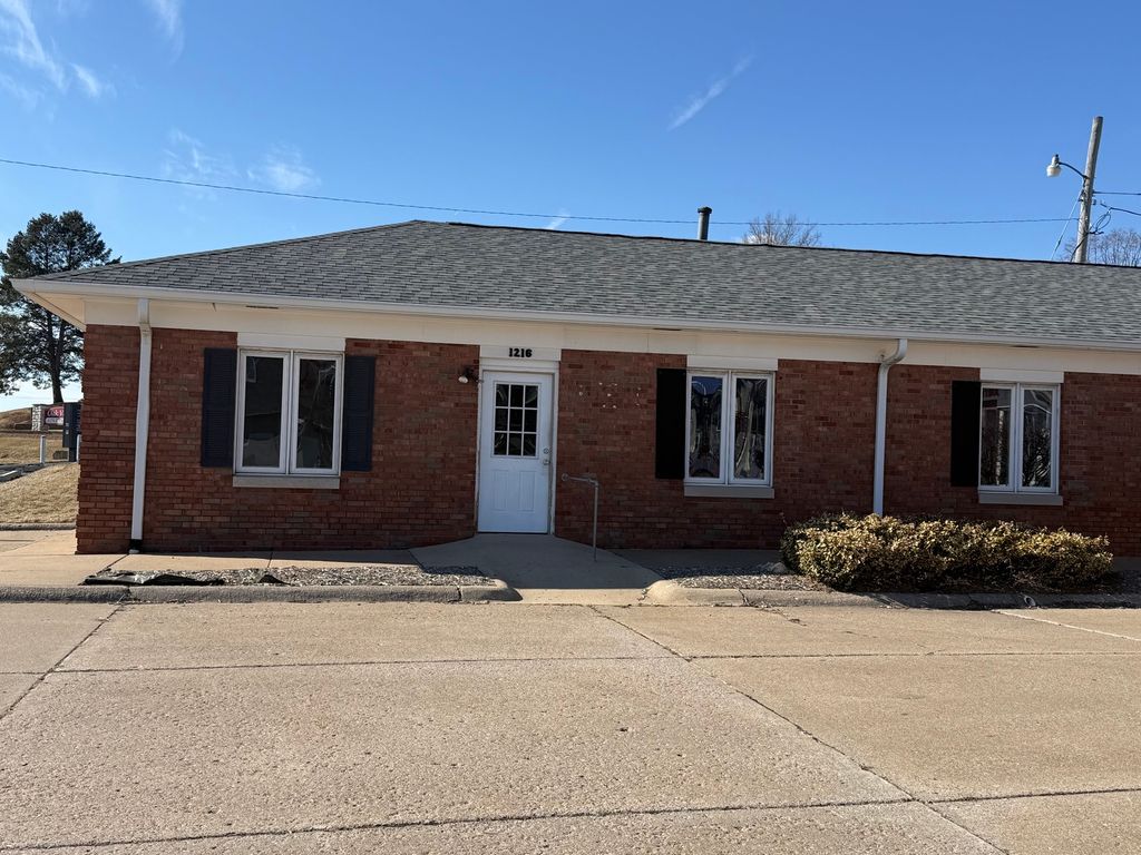 1216 E 37th Street, Davenport, IA 52807