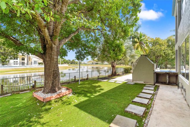 15601 SW 14th St, Pembroke Pines, FL 33027