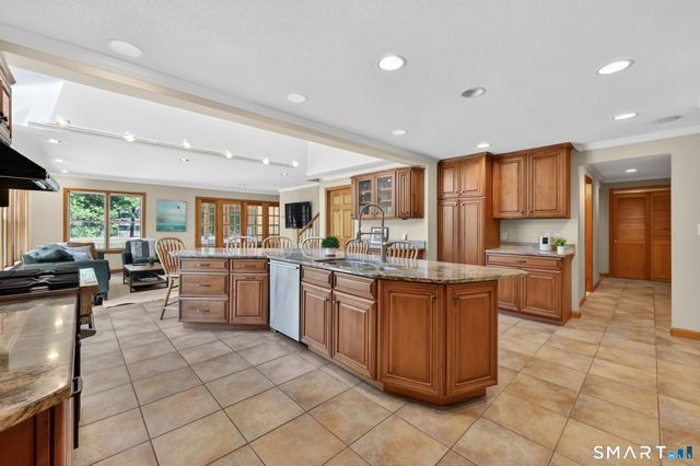 10 Hampshire Lane, Simsbury, CT 06070