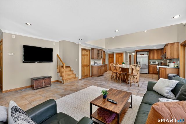 10 Hampshire Lane, Simsbury, CT 06070