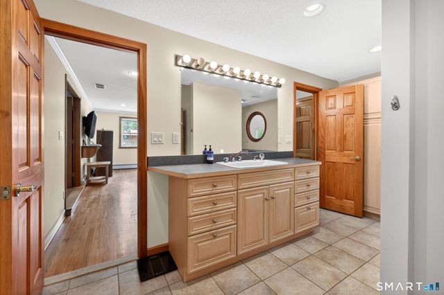10 Hampshire Lane, Simsbury, CT 06070