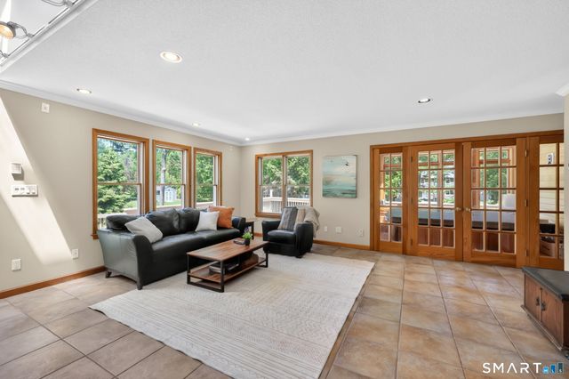 10 Hampshire Lane, Simsbury, CT 06070