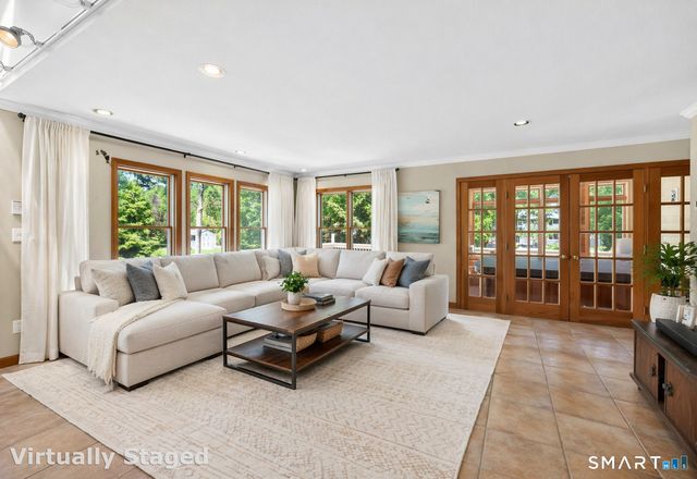 10 Hampshire Lane, Simsbury, CT 06070