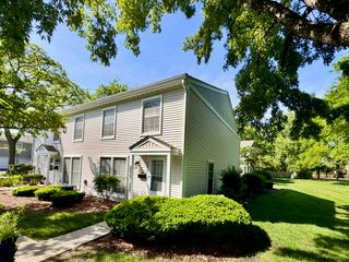 1674 Williamsburg Court D, Wheaton, IL 60189