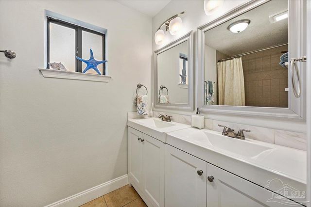 8 Arapaho Dr, Pensacola, FL 32507