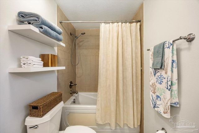 8 Arapaho Dr, Pensacola, FL 32507