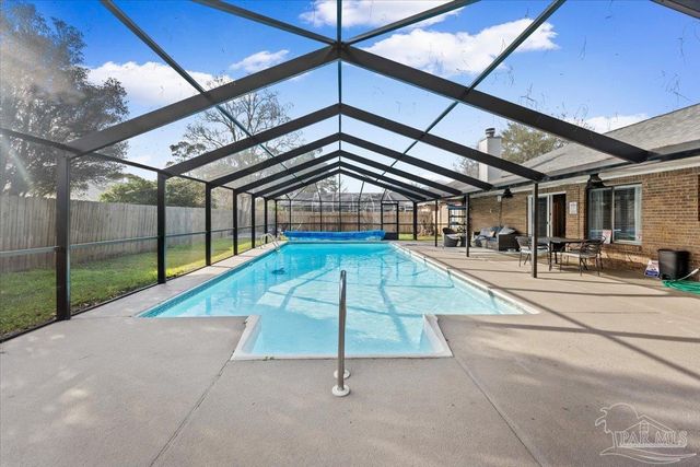 8 Arapaho Dr, Pensacola, FL 32507