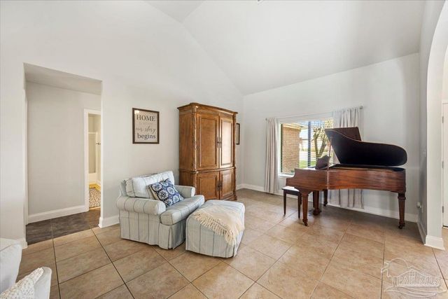 8 Arapaho Dr, Pensacola, FL 32507