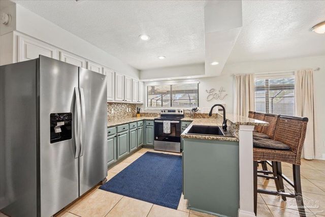 8 Arapaho Dr, Pensacola, FL 32507