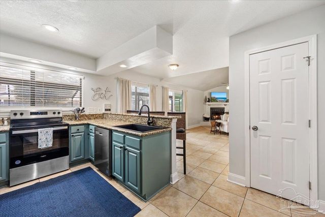 8 Arapaho Dr, Pensacola, FL 32507