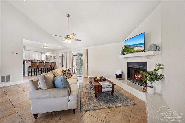 8 Arapaho Dr, Pensacola, FL 32507