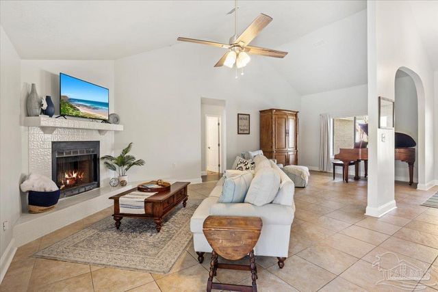 8 Arapaho Dr, Pensacola, FL 32507