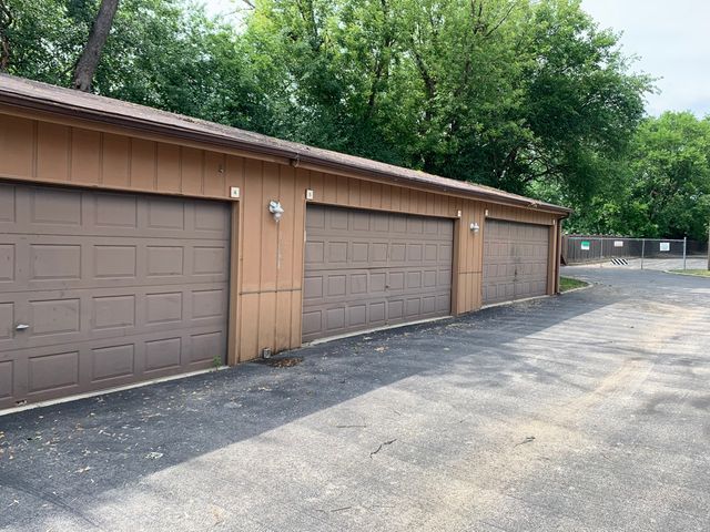 5S070 Pebblewood Lane G11, Naperville, IL 60563