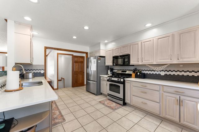 2929 Emerald Drive, Davenport, IA 52804