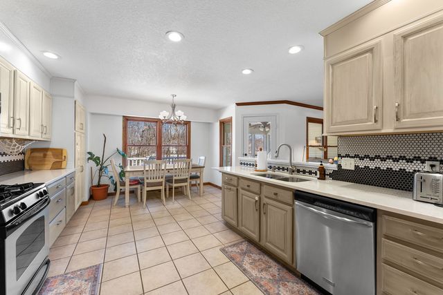 2929 Emerald Drive, Davenport, IA 52804