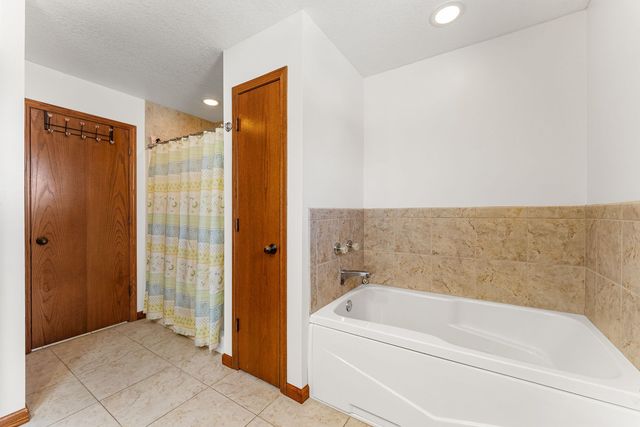 2929 Emerald Drive, Davenport, IA 52804